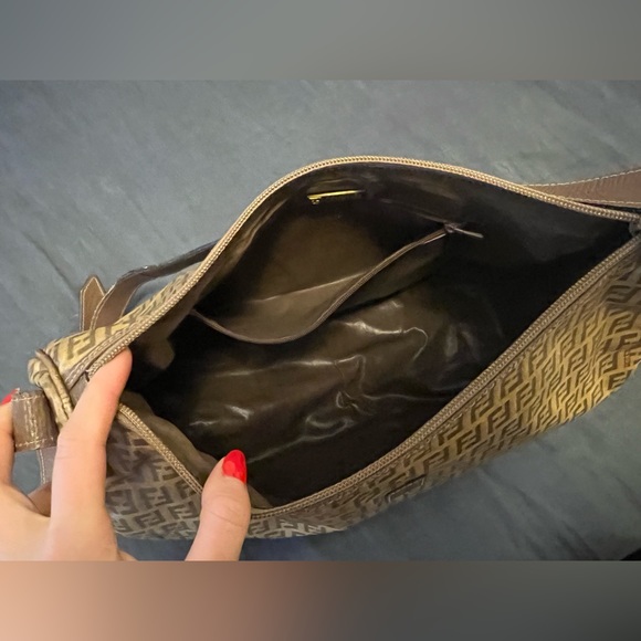 Vintage Fendi shoulder bag. This bag is in very good condition. - Picture 5 of 7